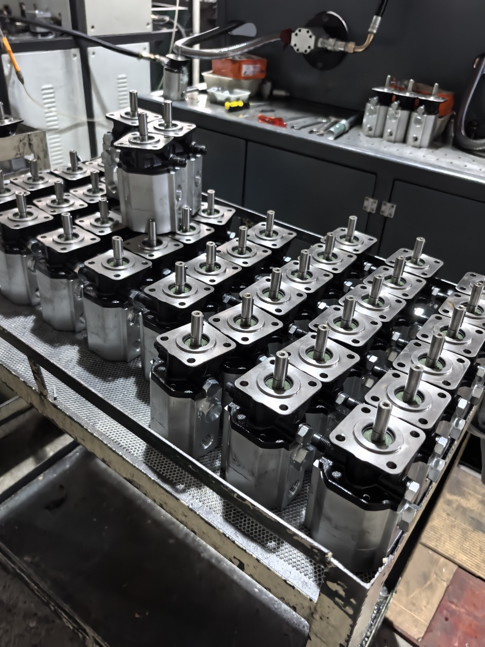 High Quality Single Acting Right Electric Hydraulic Pump Replacement of ford Tractor 5100,5000,5200,7000,7100,7200 Machine